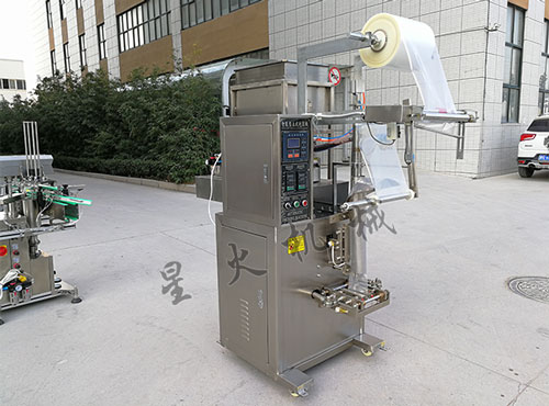 辣椒油包裝生產(chǎn)線實拍圖