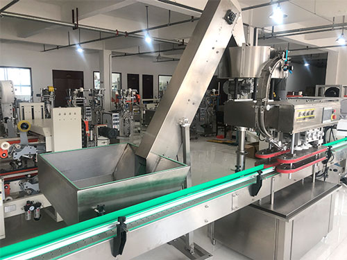 全自動(dòng)灌裝旋蓋機(jī)一體機(jī)