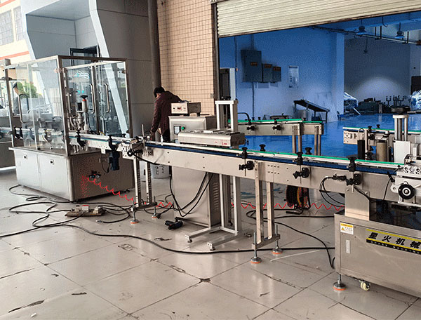 成套液體灌裝機(jī)設(shè)備