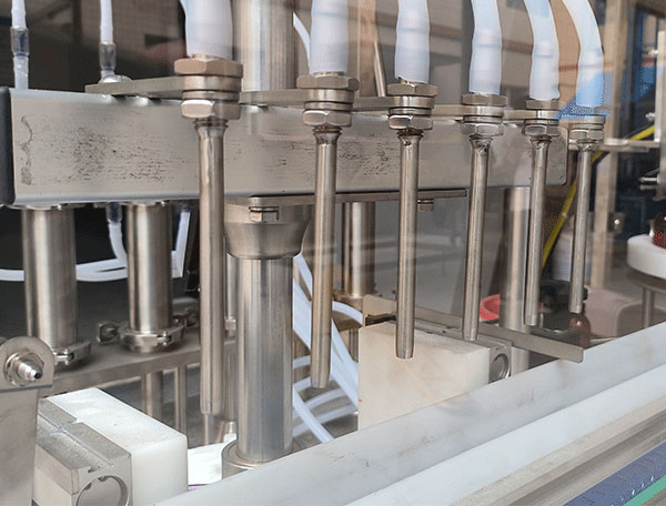 成套液體灌裝機(jī)設(shè)備