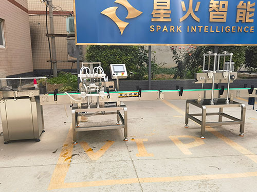 整套小型液體灌裝機生產(chǎn)線