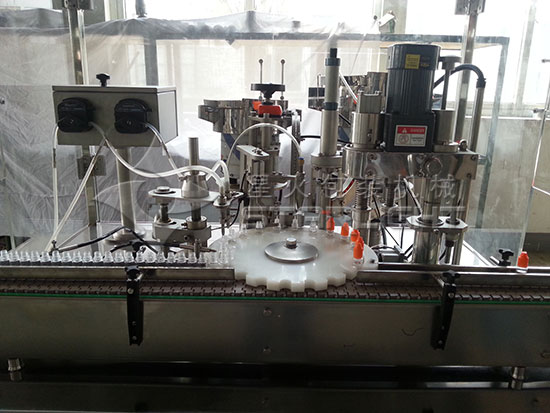 口服液灌裝旋蓋一體機(jī)廠房內(nèi)實(shí)拍