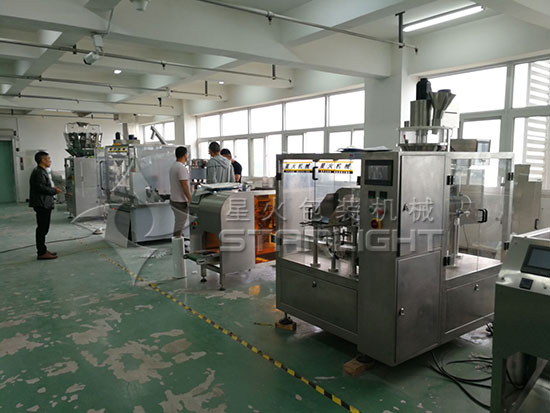 冰硼散粉劑灌裝旋蓋一體機(jī)廠房內(nèi)實(shí)拍