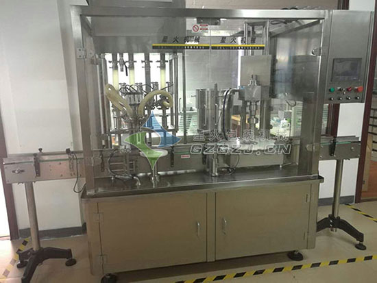 4頭液體全自動(dòng)灌裝旋蓋一體機(jī)整機(jī)廠房內(nèi)實(shí)拍