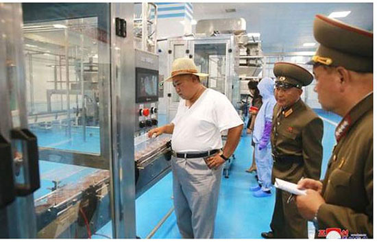 金正恩參觀海鮮醬灌裝機(jī)圖集(一)