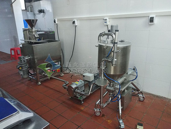 半自動醬料灌裝機(jī)整機(jī)車間實(shí)拍