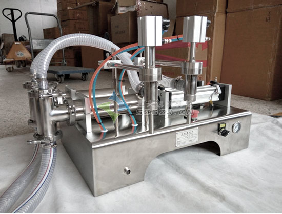 雙頭液體灌裝機(jī)整機(jī)廠房?jī)?nèi)實(shí)拍展示